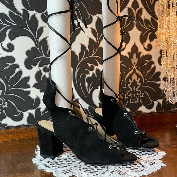 Black Suede Neiman Marcus Ankle Wrap Platform Block Heels Sandals 6 1/2 LUCIOUS! - Picture 4 of 10